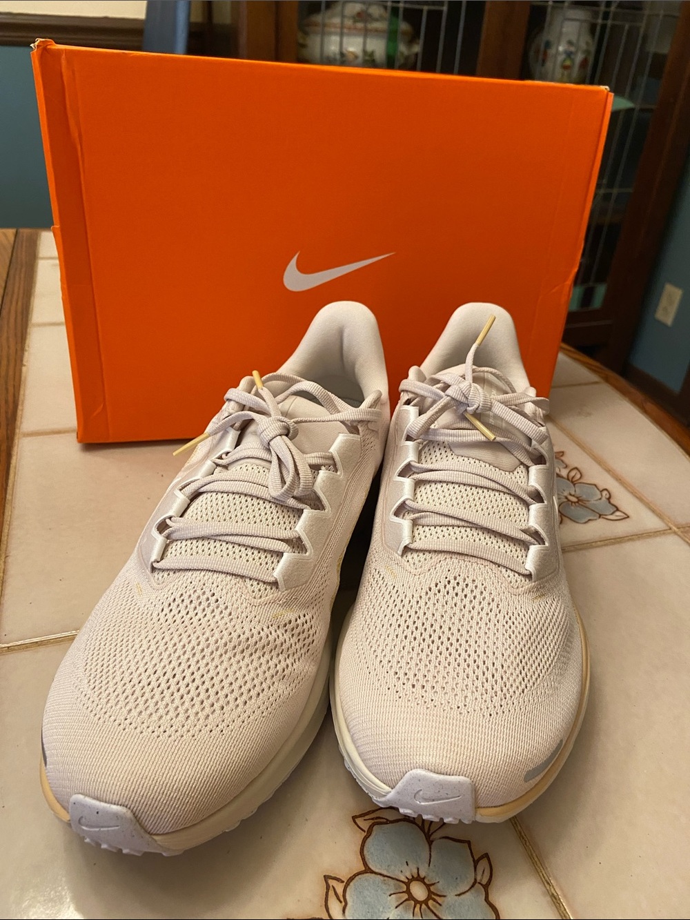 Nike Light Brown White Sesame Knit Running Sneakers Men’s 11 Brand New in Box